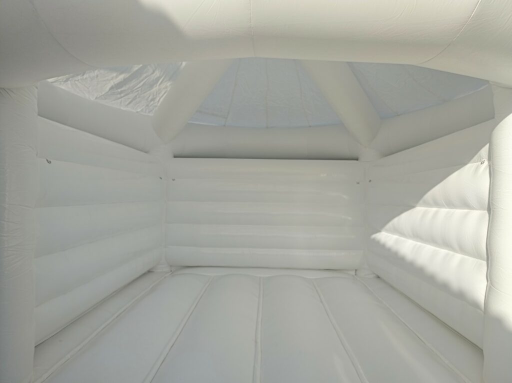 chateau-gonflable-mariage-zone-de-trampoline
