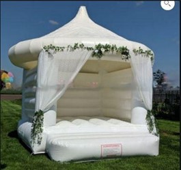 chateau-gonflable-blanc-mariage